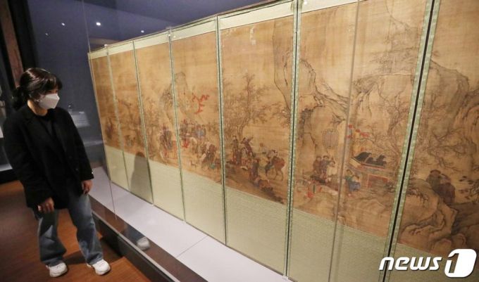 (서울=뉴스1) 송원영 기자 = 18일 오전 서울 종로구 국립고궁박물관에서 문화재청과 국외소재문화재재단이 지난해 9월 미국 경매에서 매입해 국내로 들여온 '호렵도 팔폭병풍(胡獵圖 八幅屛風)'이 공개됐다. 호렵도(胡獵圖)는 '오랑캐가 사냥하는 그림'이란 뜻으로, 청나라 황제가 사냥을 즐기는 장면을 묘사한 그림이다. 이 호렵도는 병풍 8폭을 하나의 화폭으로 사용해 그려졌다. 병풍 전체 크기는 가로 385.0㎝, 세로 154.7㎝이며, 그림은 한 폭이 가로 44.3㎝, 세로 96.7㎝다. 2021.2.18/뉴스1