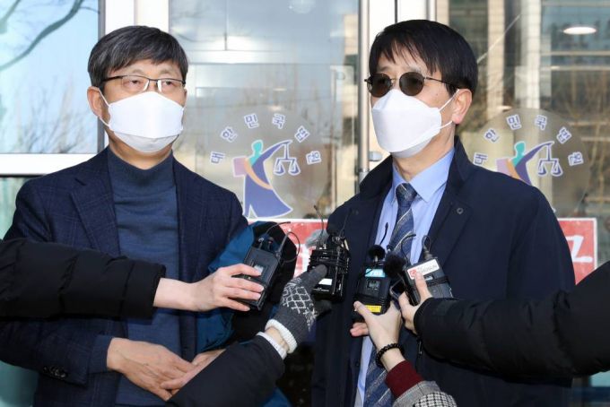 김재윤(왼쪽) 세화고등학교 교장과 교진영 배재고등학교 교장이 18일 서울 서초구 서울행정법원에서 열린 자율형 사립고등학교 지정 취소처분 취소 청구 소송에서 승소 후 취재진의 질문에 답하고 있다./사진=뉴시스