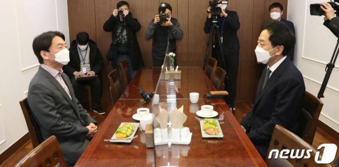 (서울=뉴스1) 신웅수 기자 = 안철수 국민의당 대표와 금태섭 전 의원이 4일 오후 서울 여의도 국회 의원회관에서 회동하고 있다.  안 전 대표와 금 전 의원은 이날 회동에서 야권 단일화 세부사항을 논의할 예정이다. 2021.2.4./뉴스1