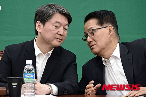 【서울=뉴시스】홍찬선 기자 = 국민의당 안철수 공동대표와 박지원 원내대표가 2일 오전 서울 여의도 국회 당대표실에서 열린 최고위원회의에 참석해 대화를 나누고 있다. 2016.05.02.