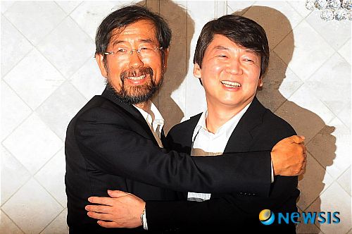 【서울=뉴시스】이광호 기자 = 10.26 서울시장 보궐선거 출마를 검토중인 안철수(오른쪽) 서울대 융합과학기술대학원장과 박원순 희망제작소 상임이사가 2011년 9월6일 오후 서울 광화문 세종문화회관에서 후보단일화 등에 대한 입장을 밝히는 기자회견에서 포옹하고 있다.이날 기자회견에서 안철수 대학원장은 서울시장 선거에 출마하지 않겠다고 입장을 밝혔다.