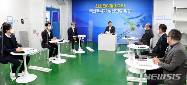 [군산=뉴시스추상철 기자 = 문재인 대통령이 18일 오후 전북 군산시 코로나19 백신접종용 최소잔여형(LDS) 백신주사기 생산 현장인 풍림파마텍에서 열린 백신 주사기 업체 현장 간담회에 참석해 발언을 하고 있다. 2021.02.18. scchoo@newsis.com