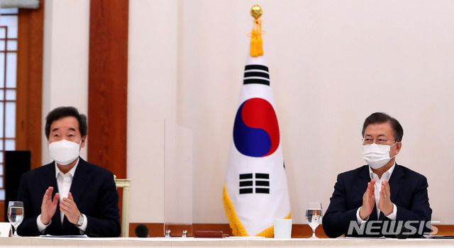 문재인 대통령이 19일 오전 청와대 본관에서 열린 더불어민주당 지도부 초청 간담회에 참석해 이낙연 더불어민주당 대표의 인사말을 들은 후 박수를 치고 있다. / 사진제공=뉴시스