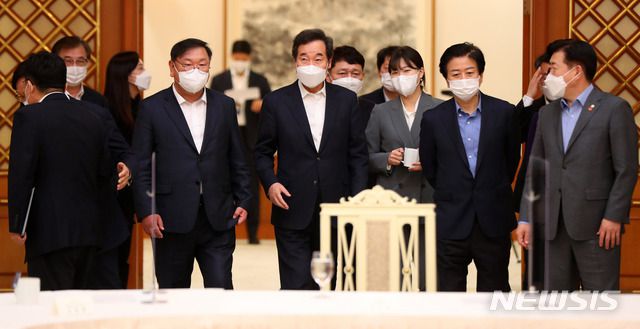 이낙연 더불어민주당 대표를 비롯한 당 지도부가 19일 오전 청와대 본관에서 열린 더불어민주당 지도부 초청 간담회에 참석하고 있다. / 사진제공=뉴시스