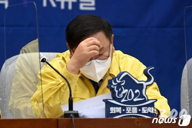 김태년 더불어민주당 원내대표가 18일 오전 서울 여의도 국회에서 열린 정책조정회의에서 생각에 잠겨 있다. /사진=뉴스1