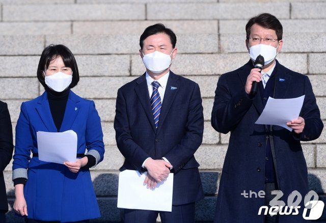 변성완 부산시장 예비후보가 19일 오전 서울 여의도 국회 본청 앞에서 열린 가덕도신공항 특별법 통과를 위한 더불어민주당 부산광역시장 예비후보 합동기자회견에서 발언하고 있다./사진=뉴스1