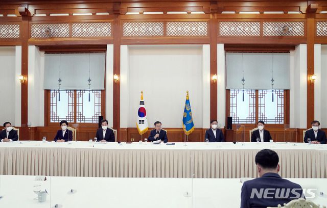 [서울=뉴시스]추상철 기자 = 문재인 대통령이 19일 오전 청와대 본관에서 열린 더불어민주당 지도부 초청 간담회에 참석해 인사말을 하고 있다. 2021.02.19. scchoo@newsis.com