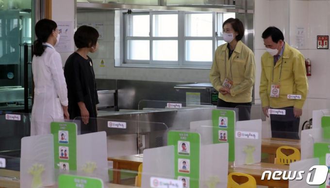 (아산=뉴스1) 장수영 기자 = 유은혜 사회부총리 겸 교육부 장관이 26일 충남 아산시 배방유치원에서 등원 개학 준비 상황을 점검하고 있다. 2020.5.26/뉴스1