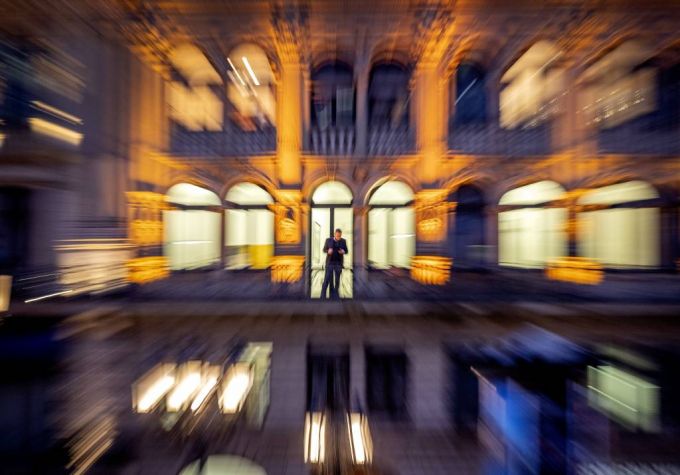 지난 1월 독일 프랑크푸르트의 한 건물 사무실 발코니에서 한 남성이 밖을 내다보며 서 있다./사진=[프랑크푸르트=AP/뉴시스]