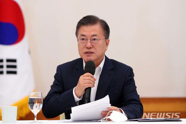 [서울=뉴시스]추상철 기자 = 문재인 대통령이 19일 오전 청와대 본관에서 열린 더불어민주당 지도부 초청 간담회에 참석해 인사말을 하고 있다. 2021.02.19. scchoo@newsis.com