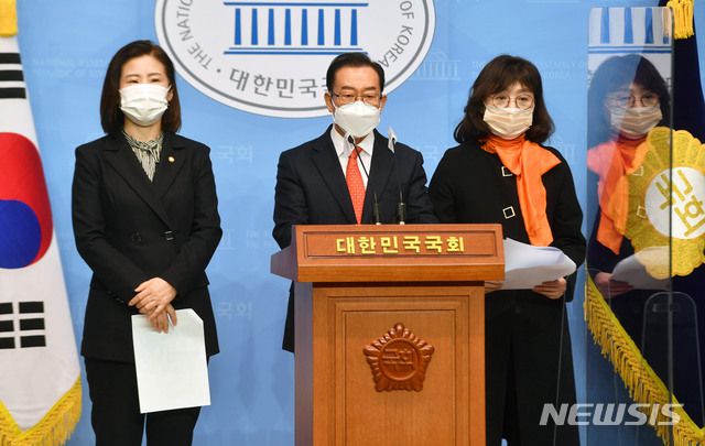 [서울=뉴시스김진아 기자 = 이종배 국민의힘 정책위의장이 22일 오전 서울 여의도 국회 소통관에서 아동학대 근절대책을 발표하고 있다. (공동취재사진) 2021.02.22.  photo@newsis.com