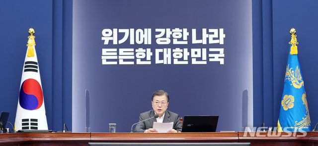 [서울=뉴시스]박영태 기자 = 문재인 대통령이 22일 청와대에서 열린 수석·보좌관 회의에 참석해 발언하고 있다. 2021.02.22. since1999@newsis.com