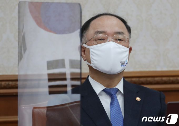 홍남기 경제부총리 겸 기획재정부 장관이 23일 오전 서울 종로구 정부서울청사에서 열린 영상 국무회의에서 정세균 국무총리의 모두 발언을 듣고 있다. /사진=뉴스1
