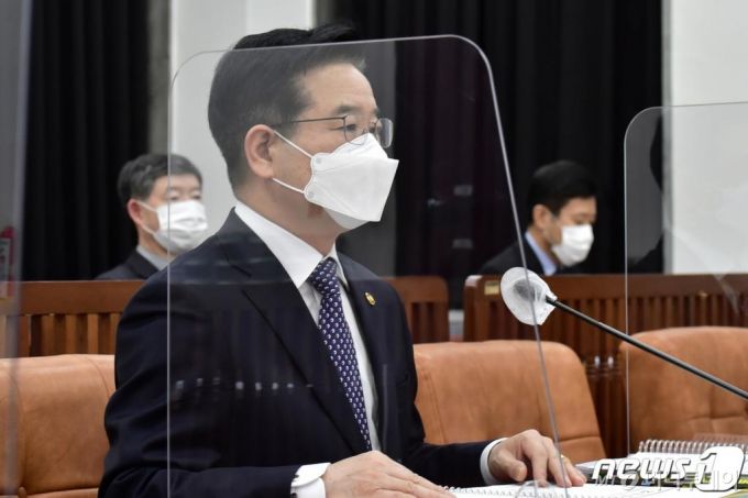 (서울=뉴스1) 박세연 기자 = 김창룡 경찰청장이 17일 서울 여의도 국회에서 열린 정보위원회 전체회의에 출석해 자리하고 있다. 2021.2.17/뉴스1