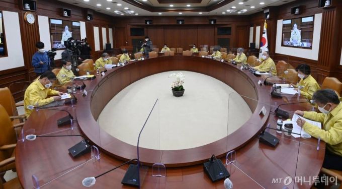 [서울=뉴시스]김명원 기자 = 홍남기 부총리 겸 기획재정부 장관이 24일 오전 서울 종로구 정부서울청사에서 영상으로 열린 제30차 비상경제 중앙대책본부 회의에서 발언하고 있다. (공동취재사진) 2021.02.24. photo@newsis.com