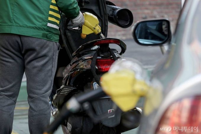 1월 서울 시내 한 주유소에서 직원이 업무를 보고 있다. /사진=뉴시스