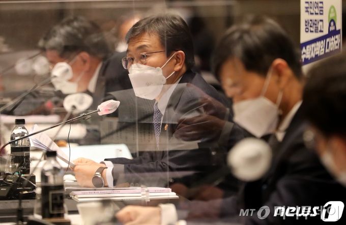 (서울=뉴스1) 이동해 기자 = 권덕철 보건복지부 장관이 24일 오후 서울 종로구 포시즌스 호텔에서 열린 '제2차 국민연금기금운용위원회'에서 모두발언을 하고 있다. 2021.2.24/뉴스1