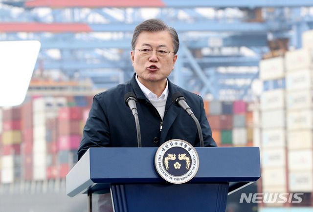 문재인 대통령이 25일 부산신항 다목적부두에 위치한 해양대학교 실습선 한나라호에 마련된 보고회장에서 열린 ‘동남권 메가시티 구축 전략 보고’에 참석해 발언하고 있다. /사진=뉴시스