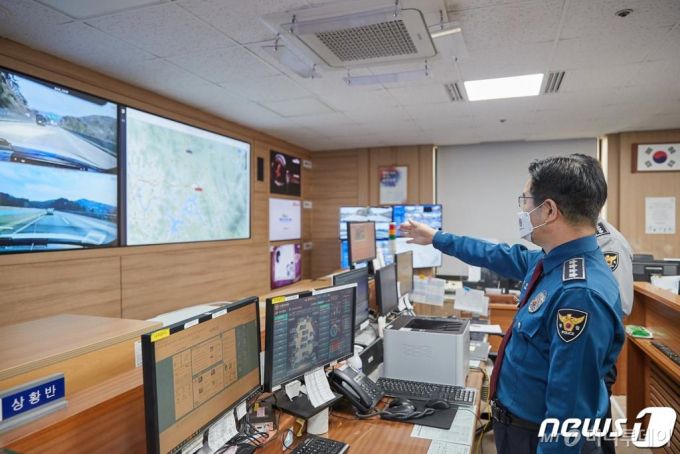 (서울=뉴스1) = 김창룡 경찰청장이 24일 경찰청 치안종합상황실에서 경북 안동 백신 생산공장을 출발, 이천물류센터로 이동 중인 아스트라제네카 백신에 대한 경찰의 수송안전지원(에스코트) 상황을 112영상시스템을 통해 모니터링하며 실시간으로 지휘했다. 아스트라제네카 백신은 내일부터 전국 보건소, 요양병원, 요양시설 등으로 배송될 예정이다. (경찰청 제공)2021.2.24/뉴스1