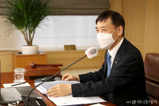 이주열 한국은행 총재가 25일 오전 서울 중구 한국은행에서 열린 금융통화위원회 본회의를 주재하고 있다. /사진=한국은행