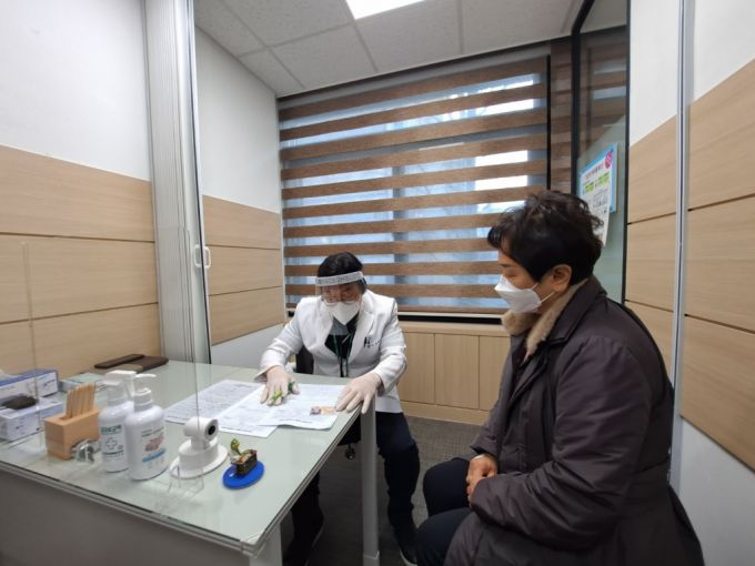 백신 접종을 위해 예진을 받고 있는 이경순씨/사진=홍순빈 기자