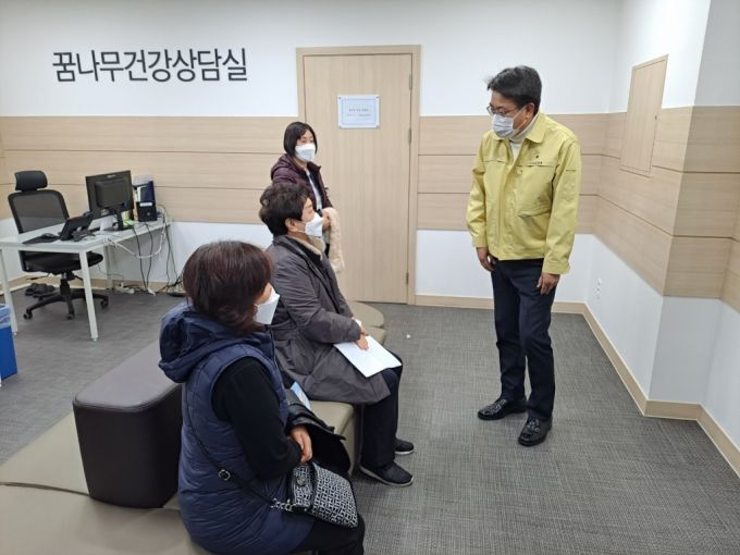 국내 1호 코로나19 백신 접종자 이경순씨(61). 대기장에서 오승록 노원구청장과 얘기를 나누고 있다/사진=홍순빈 기자