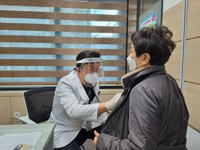 접종 전 예진을 받고 있는 이경순씨/사진=홍순빈 기자