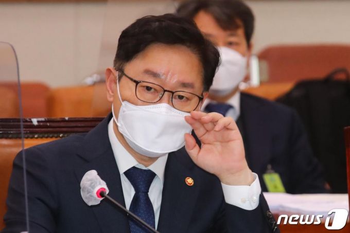 (서울=뉴스1) 박세연 기자 = 박범계 법무부 장관이 25일 서울 여의도 국회에서 열린 법제사법위원회 전체회의에서 안경을 만지고 있다. 2021.2.25/뉴스1