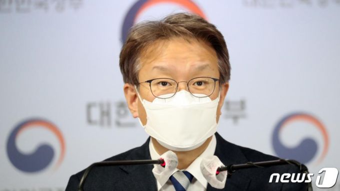 (서울=뉴스1) 김명섭 기자 = 권칠승 중소벤처기업부 장관이 24일 서울 종로구 정부서울청사에서 2020년 연간 창업기업 동향 및 최근 6년간 벤처투자기업 기업가치 관련 브리핑을 하고 있다. 2021.2.24/뉴스1