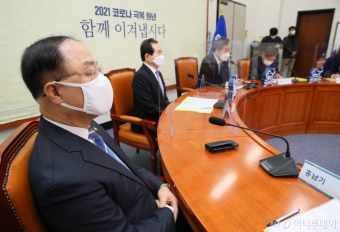 [서울=뉴시스최동준 기자 = 홍남기 경제부총리(왼쪽)가 28일 국회에서 열린 제2차고위당정협의회에서 이낙연 대표의 추경 및 재난지원금 관련 발언을 듣고 있다. (공동취재사진) 2021.02.28. photo@newsis.com