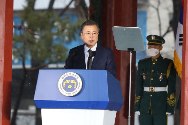 [서울=뉴시스]추상철 기자 = 문재인 대통령이 1일 오전 서울 종로구 탑골공원에서 열린 제102주년 3·1절 기념식에 참석해 기념사를 하고 있다. 2021.03.01. scchoo@newsis.com