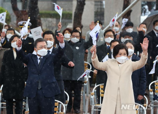 [서울=뉴시스추상철 기자 = 문재인 대통령 내외가 1일 오전 서울 종로구 탑골공원에서 열린 제102주년 3·1절 기념식에 참석해 만세삼창을 하고 있다. 2021.03.01. scchoo@newsis.com