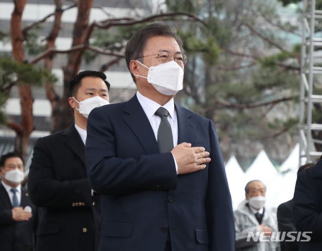 [서울=뉴시스]추상철 기자 = 문재인 대통령이 1일 오전 서울 종로구 탑골공원에서 열린 제102주년 3·1절 기념식에 참석해 국민의례를 하고 있다. 2021.03.01. scchoo@newsis.com