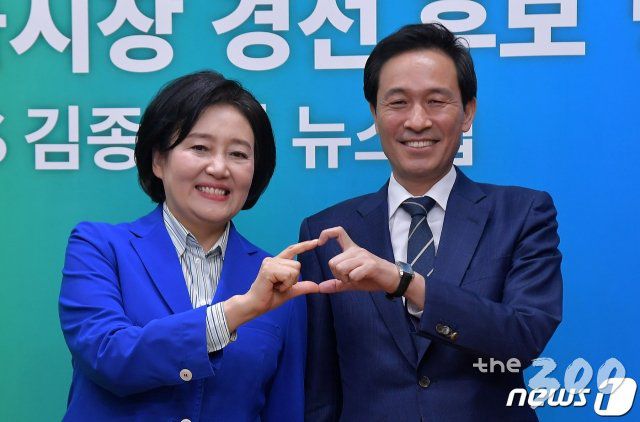 (서울=뉴스1) 국회사진취재단 = 박영선(왼쪽), 우상호 더불어민주당 서울시장 예비후보가 24일 오후 서울 양천구 CBS에서 열린 민주당 서울시장 경선 후보 방송토론회에서 기념촬영을 하고 있다. 2021.2.24/뉴스1