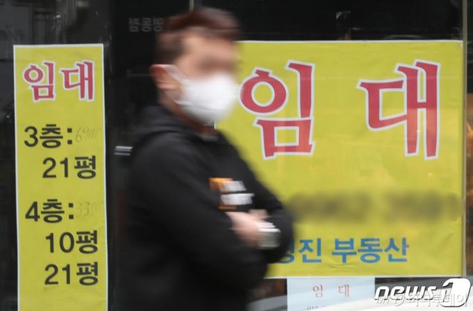 (서울=뉴스1) 송원영 기자 = 28일 서울 중구 명동 한 상가에 신종 코로나바이스감염증(코로나19) 여파로 '임대'  문구가 붙어 있다. 정부는 다음 달 2일 4차 재난지원금을 포함한 추가경정예산(추경)안을 발표한다. 추경안에는 코로나19 방역 장기화에 따른 소상공인·자영업자 등 피해 계층 집중 지원, 고용 충격에 대응한 일자리 대책, 백신 확보·접종을 비롯한 방역 등에 필요한 추가 예산이 포함될 예정이다. 2021.2.28/뉴스1