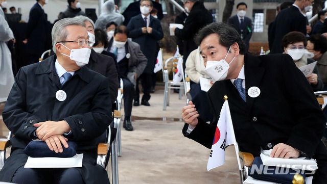 김종인(왼쪽)국민의힘 비상대책위원장과 이낙연 더불어민주당 대표가 1일 오전 서울 종로구 탑골공원에서 열린 제102주년 31절 기념식에 참석해 대화를 하고 있다. /사진=뉴시스