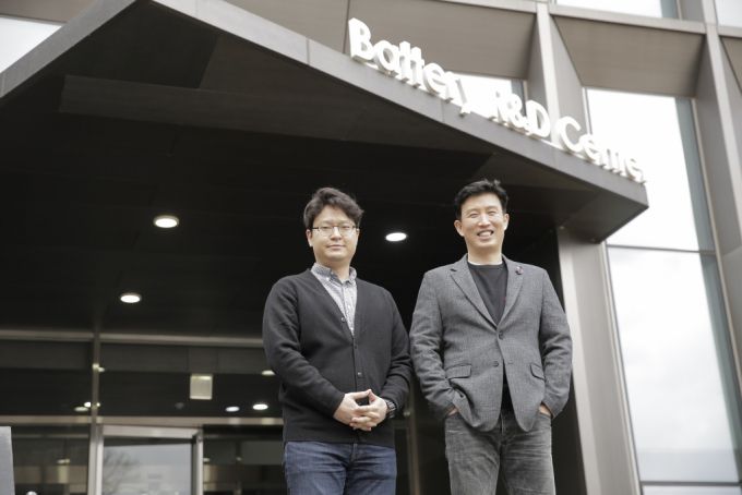 왼쪽부터 윤문수 UNIST 에너지공학과 박사과정생(제1저자)과 조재필 에너지화학공학화 특훈교수. /사진=UNIST