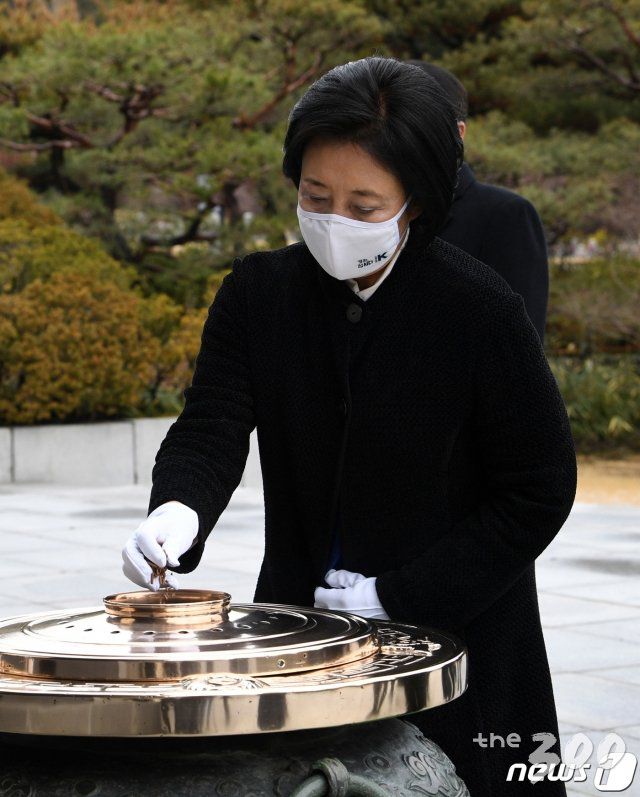(서울=뉴스1) 국회사진기자단 = 박영선 더불어민주당 서울시장 후보가 2일 오전 서울 동작구 국립서울현충원에서 현충탑에 분향하고 있다. 2021.3.2/뉴스1