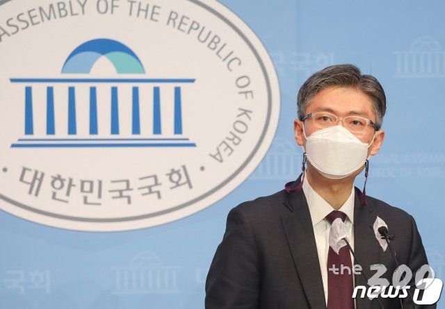 (서울=뉴스1) 신웅수 기자 = 서울시장 보궐선거에 출마한 조정훈 시대전환 의원이 2일 오전 서울 여의도 국회 소통관에서 서울시장 8호 공약 '서울 개발이익 반띵 약속' 발표 기자회견을 하고 있다. 2021.3.2/뉴스1