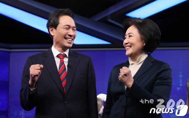 (서울=뉴스1) 국회사진취재단 = 박영선(오른쪽), 우상호 더불어민주당 서울시장 예비후보가 지난달 25일 오후 서울 여의도 KBS본관에서 열린 민주당 서울시장 경선 후보 방송토론회에 앞서 기념사진을 찍고 있다. 2021.2.25/뉴스1