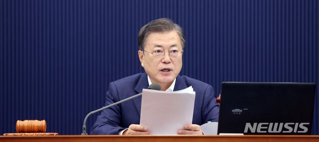 [서울=뉴시스]추상철 기자 = 문재인 대통령이 2일 오전 청와대 여민관에서 열린 제9회 국무회의를 주재하고 있다. 2021.03.02. scchoo@newsis.com