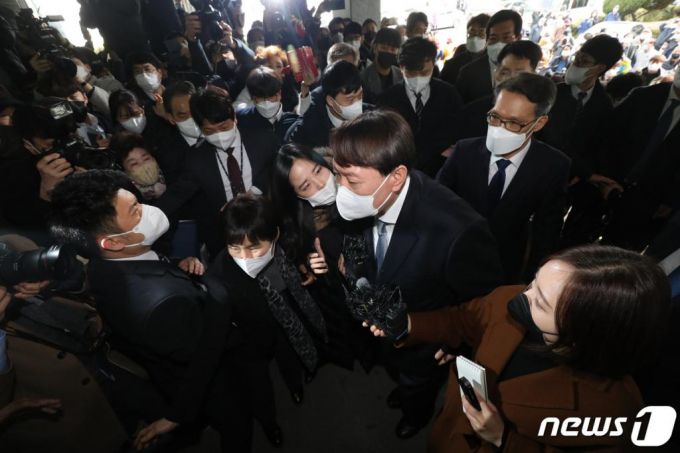 (대구=뉴스1) 공정식 기자 = 윤석열 검찰총장이 3일 오후 대구고등검찰청에 도착해 청사 내부로 들어가려는 순간 많은 지지자 등이 한꺼번에 몰려 출입구 주변에 혼잡이 빚어지고 있다. 2021.3.3/뉴스1