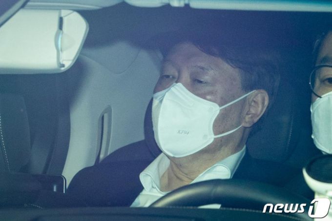 윤석열 검찰총장이 19일 서울 서초구 대검찰청으로 출근하고 있다. /사진=뉴스1