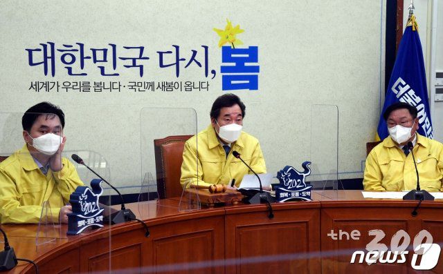 (서울=뉴스1) 성동훈 기자 = 이낙연 더불어민주당 대표가 3일 오전 서울 여의도 국회에서 열린 최고위원회의에서 모두발언을 하고 있다. 2021.3.3/뉴스1