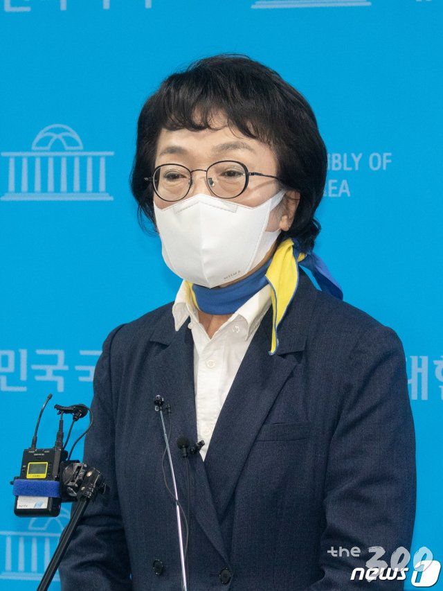 (서울=뉴스1) 성동훈 기자 = 김진애 열린민주당 서울시장 후보가 2일 오전 서울 여의도 국회 소통관에서 서울시장 후보 단일화 관련 기자회견을 마친 뒤 취재진의 질문에 답변하고 있다. 2021.3.2/뉴스1