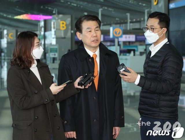 (인천공항=뉴스1) 신웅수 기자 = 정은보 한미방위비협상대사가 지난해 3월16일 오후 제11차 방위비분담금특별협정(SMA) 체결을 위한 7차 회의 참석을 위해 인천국제공항을 통해 출국하며 취재진의 질의에 답하고 있다.  주한미군 기지 내 한국인 근로자 무급휴직 시작을 10여일 앞두고  미국 LA에서 열리는 이번 회의에서 한미 양국이 인건비 문제만이라도 부분적 타결을 이뤄낼 수 있을지가 관건이다. 2020.3.16/뉴스1