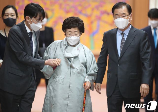 (서울=뉴스1) 오대일 기자 = 정의용 외교부 장관과 일본군 ‘위안부’ 피해자 이용수 할머니가 3일 오후 서울 종로구 외교부 청사에서 면담을 하기 위해 이동하고 있다. 정 장관이 취임 후 '위안부' 피해자를 직접 만나는 것은 이번이 처음으로, 최근 위안부 배상 판결과 국제사법재판소(ICJ) 회부 문제 등이 논의될 것으로 보인다. 2021.3.3/뉴스1