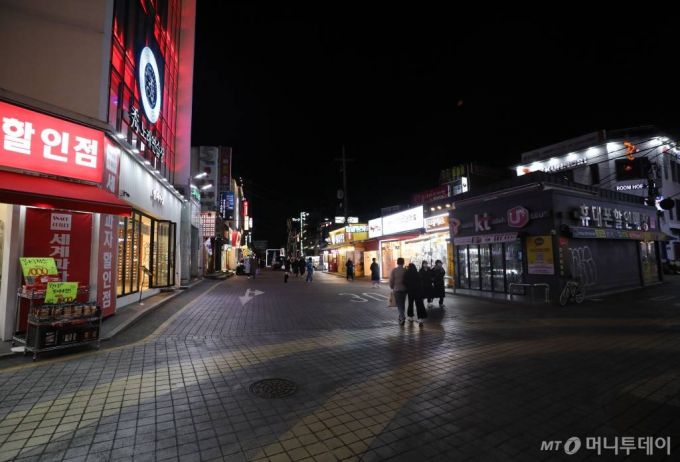 지난달 15일 오후 서울 홍대거리가 한산한 모습을 보이고 있다. /사진=뉴시스