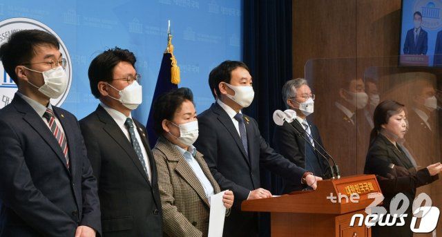 (서울=뉴스1) 성동훈 기자 = 김남국 더불어민주당 의원 등 민주당 의원들이 27일 서울 여의도 국회에서 윤석열 검찰총장 직무 정지와 관련된 기자회견을 갖고 있다. 2020.11.27/뉴스1