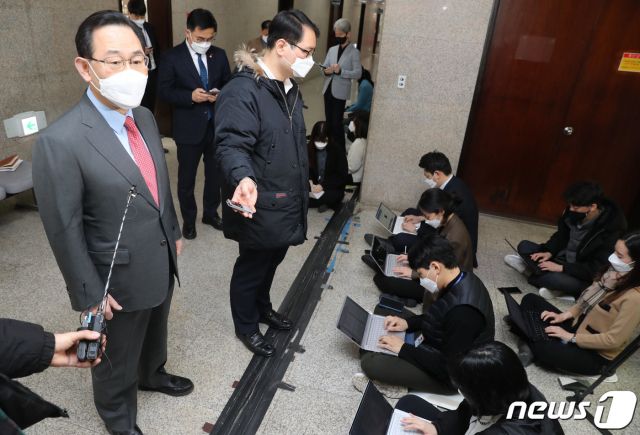 (서울=뉴스1) 성동훈 기자  = 주호영 국민의힘 원내대표가 3일 오전 국회 원내대표실 앞에서 취재진들의 질문에 답하고 있다. 2021.3.3/뉴스1